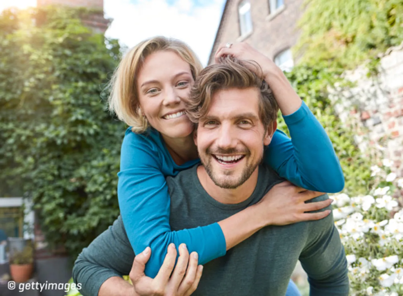 Vrouw omhelst man en lachen beide